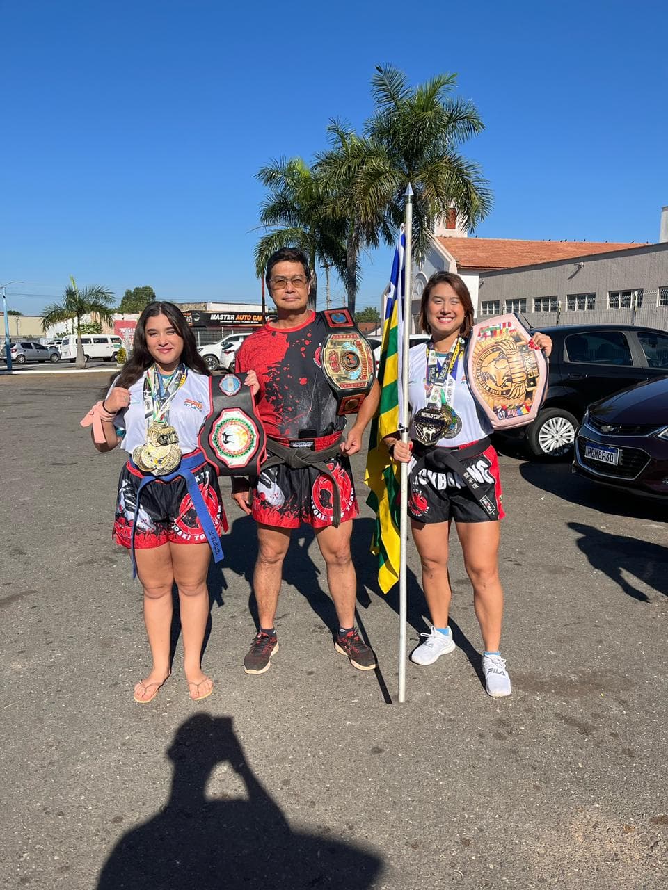 Família Kagueyama ao lado dos troféus conquistados no kickboxing