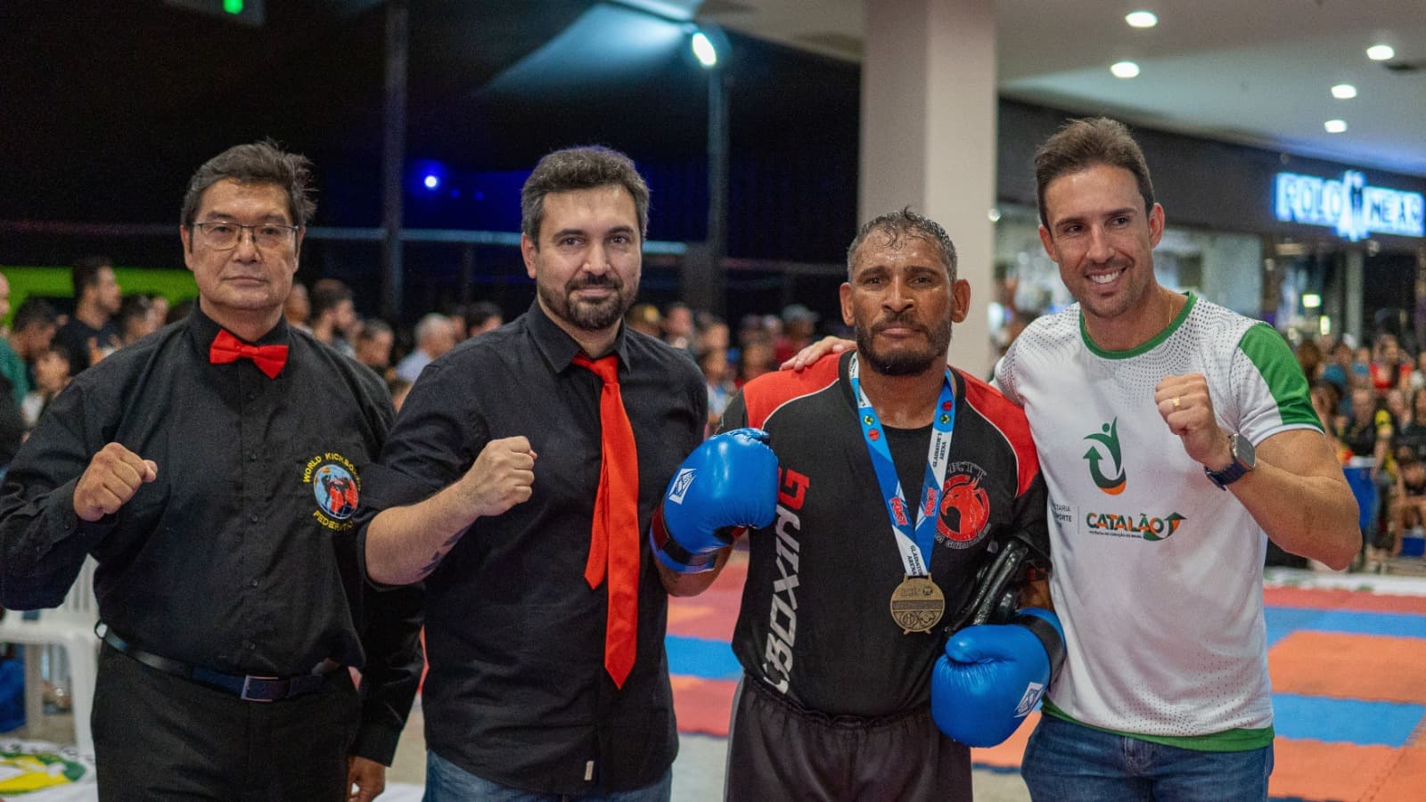 Jean Carlos na premiação após conquista no evento