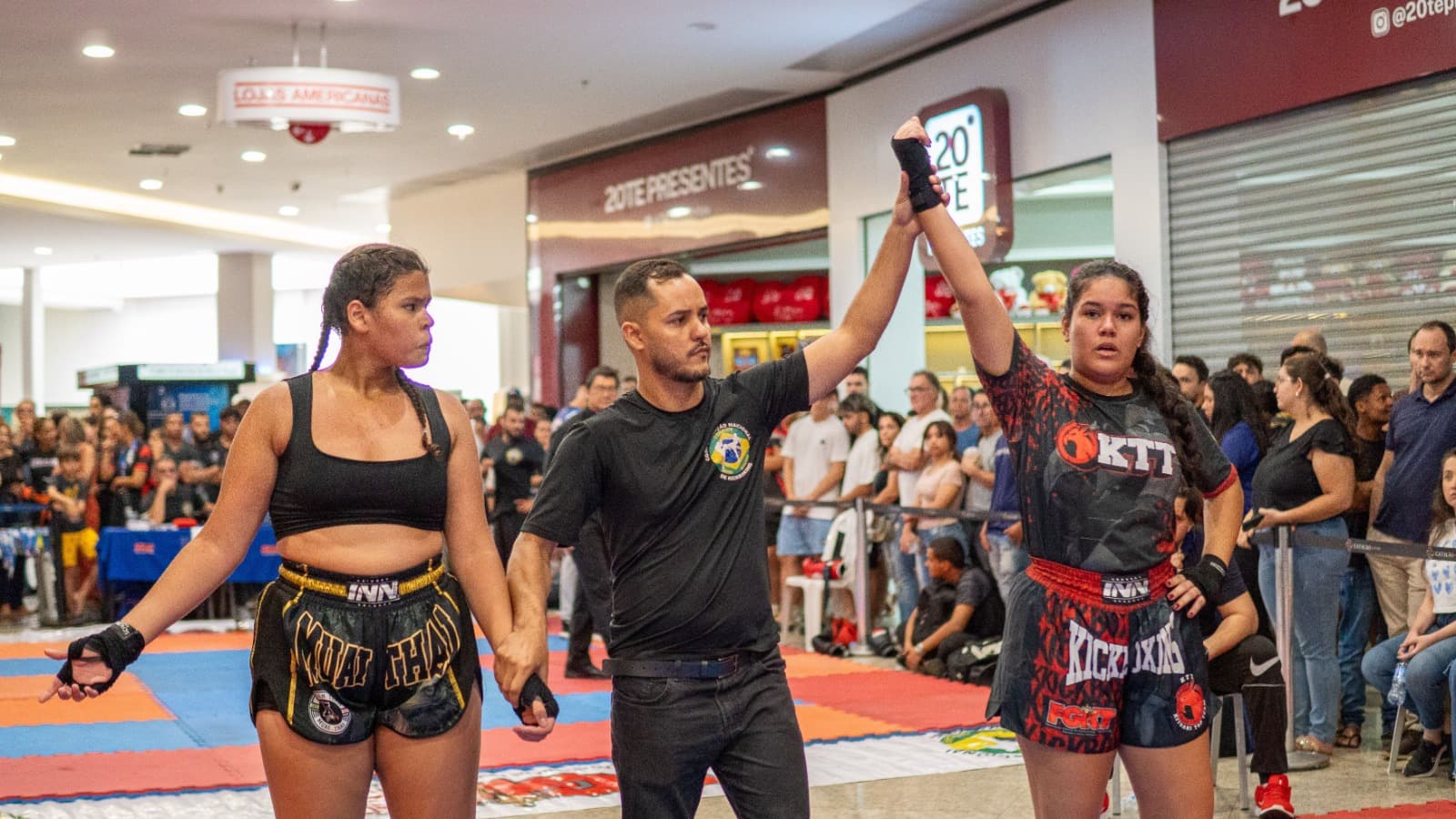 Jordana celebrando vitória no Gladiators Arena