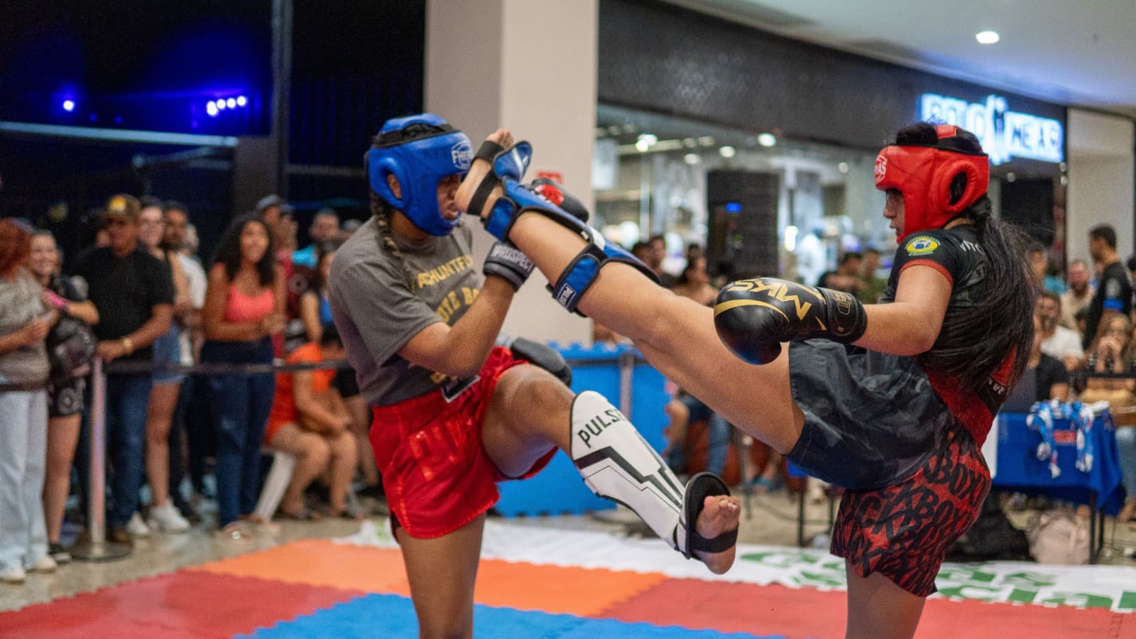 Combate feminino em ação no ringue