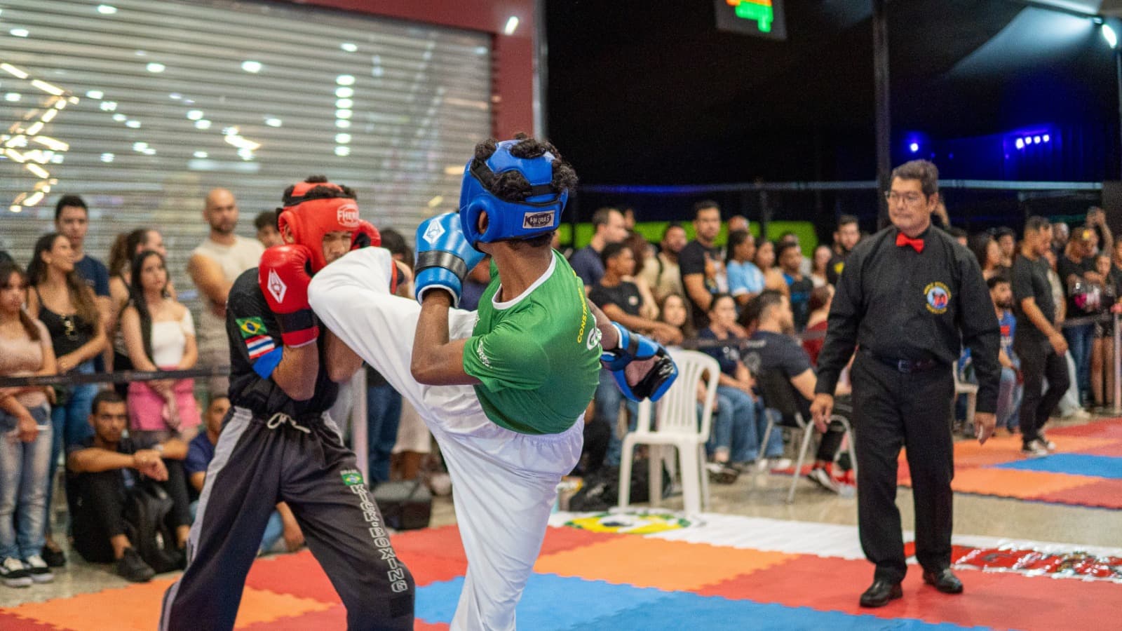 Combate masculino no Gladiators Arena