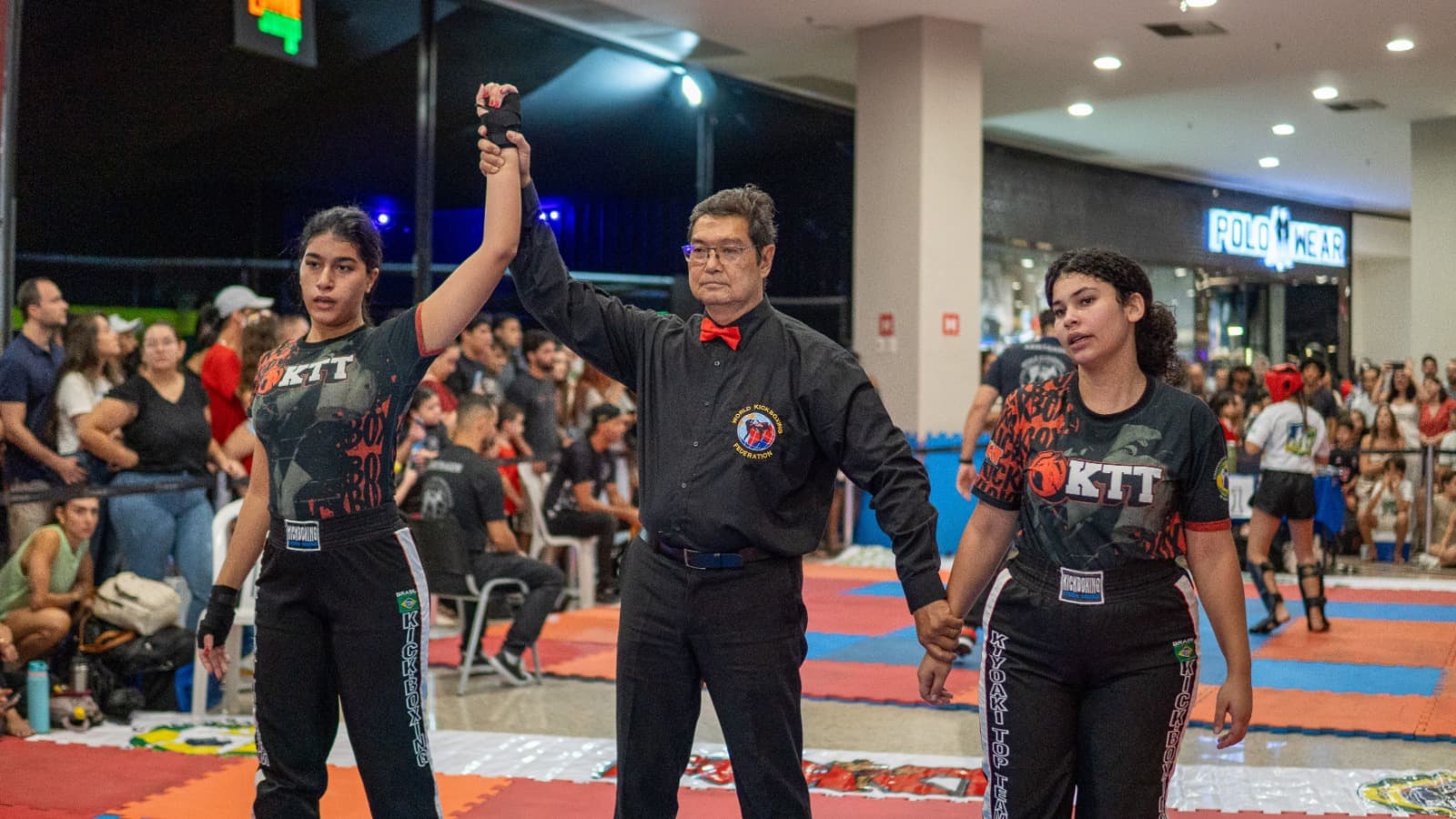 Vitória (atleta) na premiação após vencer